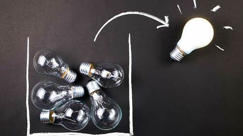 gluehbirnen-sammeltopf-leuchtet-93116185-FO-patpitchaya