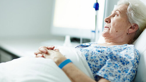 frau-im-krankenbett-120084592-FO-pressmaster