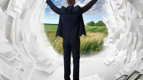 Anzugtraeger-Papier-Tunnel-109660232-FO-Vladimir-Melnikov