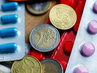 tabletten-euro-muenzen-176704970-FO-Oleksandr