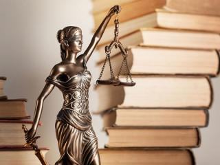 justizia-buecher-braun-gold-162456404-FO-BillionPhotos-com