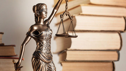 justizia-buecher-braun-gold-162456404-FO-BillionPhotos-com