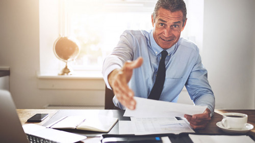 Anzugtraeger-Buero-180281471-FO-Flamingo-Images