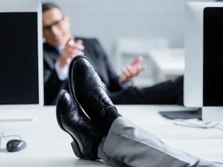 mann-schuhe-auf-schreibtisch-entspannt-192094093-FO-LIGHTFIELD-,STUDIOS