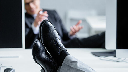 mann-schuhe-auf-schreibtisch-entspannt-192094093-FO-LIGHTFIELD-,STUDIOS