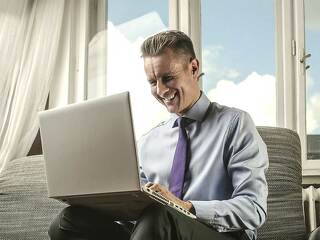 Froehlicher-Anzugtraeger-Laptop-82106622-FO-olly