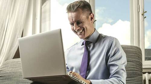 Froehlicher-Anzugtraeger-Laptop-82106622-FO-olly