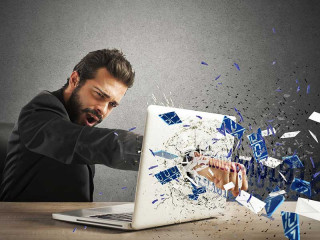 mann-zerschlaegt-laptop-85778809-FO-alphaspirit