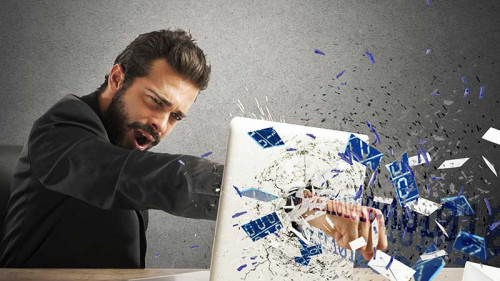 mann-zerschlaegt-laptop-85778809-FO-alphaspirit