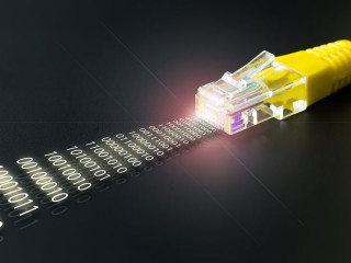 gelbes-kabel-daten-70196416-FO-Kenishirotie