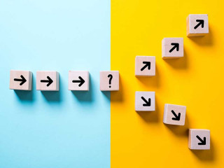 orange-blau-pfeile-richtungen-210318138-FO-fotogestoeber