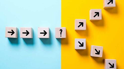 orange-blau-pfeile-richtungen-210318138-FO-fotogestoeber