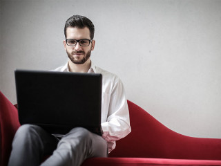 Anzugtraeger-Laptop-197534170-FO-olly