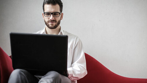 Anzugtraeger-Laptop-197534170-FO-olly