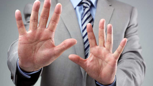 mann-weigert-sich-haende-83129117-FO-Brian-Jackson