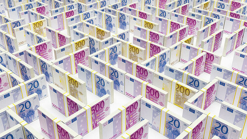 Labyrinth-aus-Geldscheinen-40544107-FO-solvod