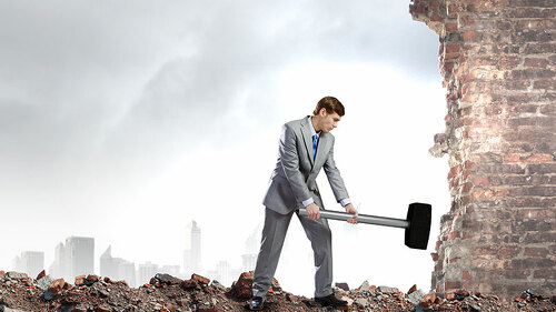 Anzugtraeger-Hammer-Mauer-68190578-FO-Sergey-Nivens