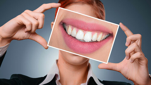 Anzugtraegerin-Foto-Laecheln-3498849-PB-geralt