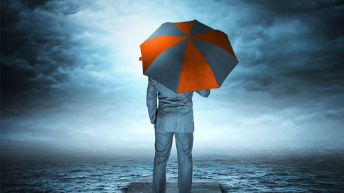 Anzugtraeger-Schirm-Unwetter-Steg-31620071-FO-James-Thew