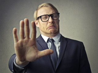 Anzugtraeger-abwehrende-Geste-139608636-FO-olly