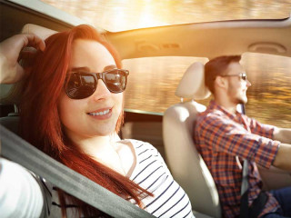 Paar-im-Auto-172146741-FO-magdal3na