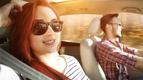 Paar-im-Auto-172146741-FO-magdal3na