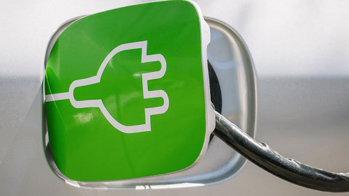 E-Auto-aufladen-144109762-FO-Myst