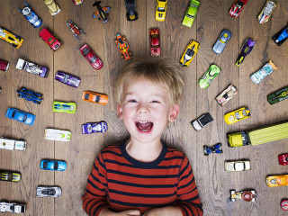 Junge-viele-Autos-64944078-FO-bramgino