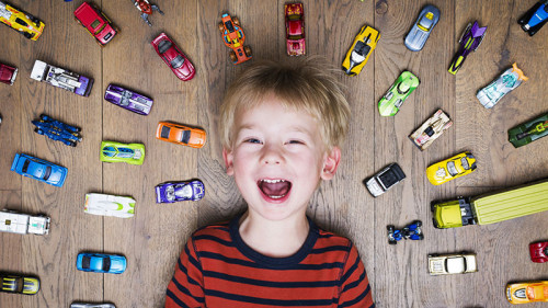 Junge-viele-Autos-64944078-FO-bramgino