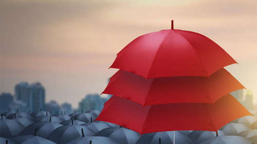 Dreifach-Schirm-unter-Schirmen-187467562-FO-Warakorn