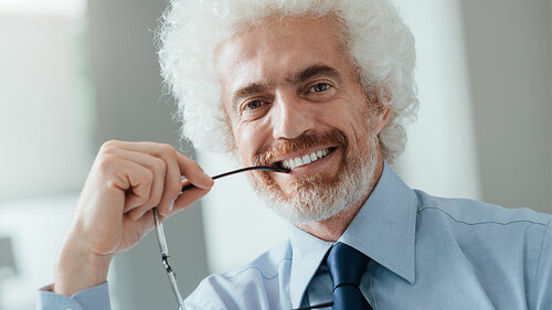 Anzugtraeger-laechelt-85684651-FO-StockPhotoPro