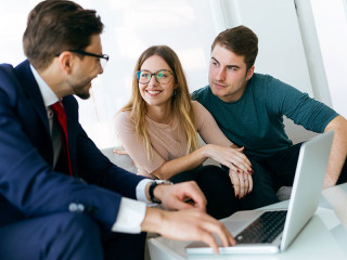 Anzugtraeger-Paar-Beratung-150655295-FO-nenetus