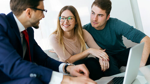 Anzugtraeger-Paar-Beratung-150655295-FO-nenetus