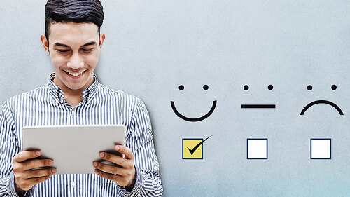 Mann-Tablet-Grinsegesicht-171527748-FO-blacksalmon