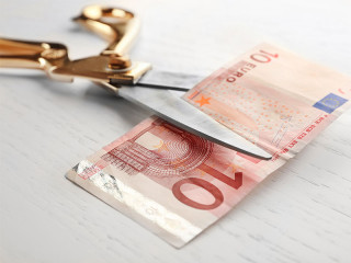 Schere-Geldschein-101319479-FO-Africa-Studio