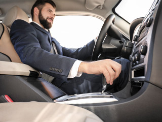 Anzugtraeger-im-Auto-175728469-FO-Africa-Studio