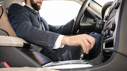 Anzugtraeger-im-Auto-175728469-FO-Africa-Studio