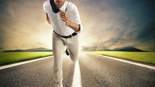 Anzugtraeger-rennt-auf-Straße-123288763-FO-alphaspirit