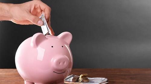 Hand-Sparschwein-Geldschein-101858373-FO-Africa-Studio