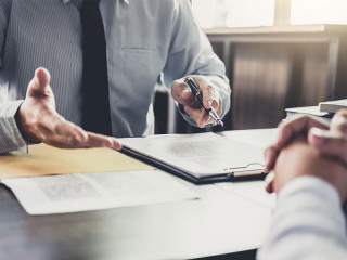 Anzugtraeger-Beratung-Buero-196630699-FO-Freedomz