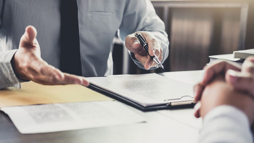 Anzugtraeger-Beratung-Buero-196630699-FO-Freedomz