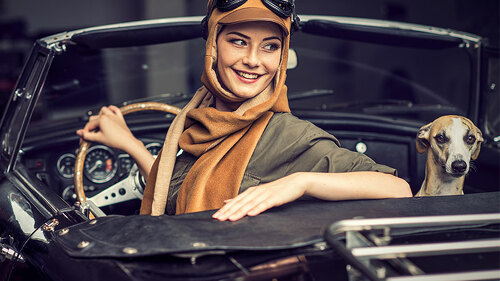 Frau-in-Oldtimer-116800630-FO-Grischa-Georgiew