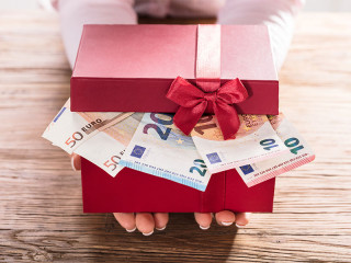 Frau-Geschenk-Geldscheine-151284556-FO-Andrey-Popov