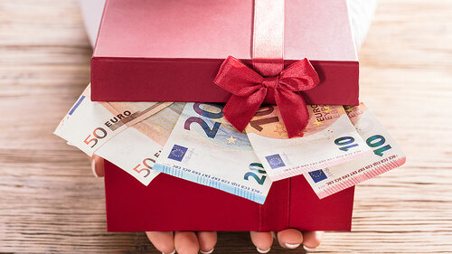 Frau-Geschenk-Geldscheine-151284556-FO-Andrey-Popov