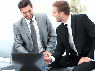 Anzugtraeger-Kunde-Beratung-224046753-FO-FotolEdhar