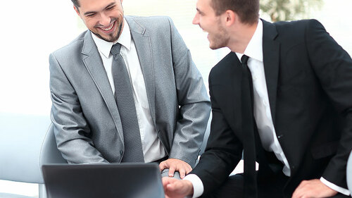 Anzugtraeger-Kunde-Beratung-224046753-FO-FotolEdhar