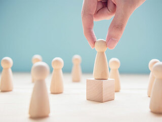 Hand-Spielfiguren-Koepfe-218657627-FO-oatawa