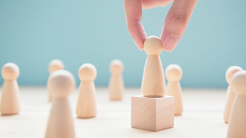 Hand-Spielfiguren-Koepfe-218657627-FO-oatawa