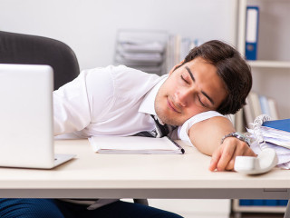 Anzugtraeger-schlaeft-im-Office-221007494-FO-Elnur