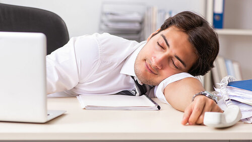 Anzugtraeger-schlaeft-im-Office-221007494-FO-Elnur